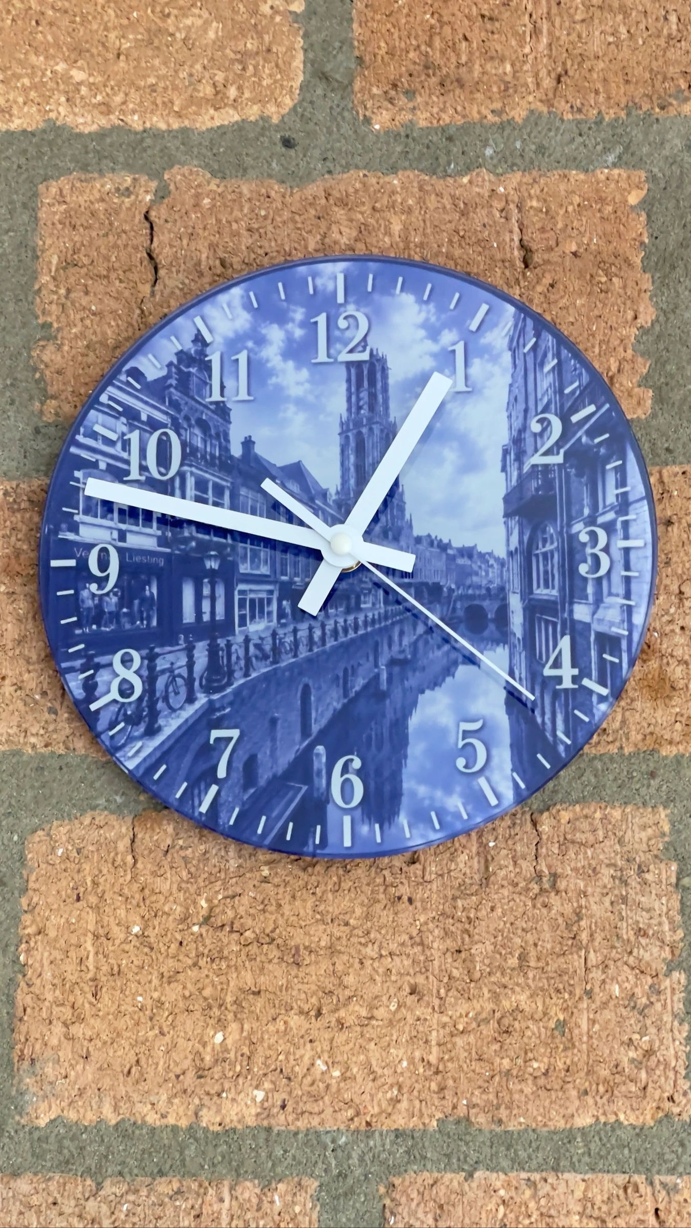 Glazen wandklok Utrecht